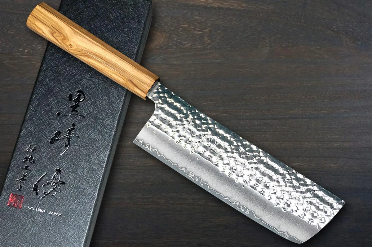 Couteau Nakiri (légumes) de chef japonais Yu Kurosaki R2(SG2) SENKO-EI WA OL8N martelé 165mm avec manche en olivier [Finition naturelle]