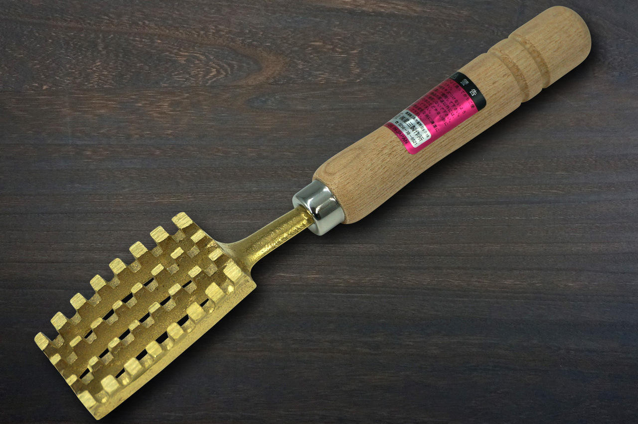 日本鱼鳞机配黄铜锯齿和人体工学木柄[SG-302] |日本刀