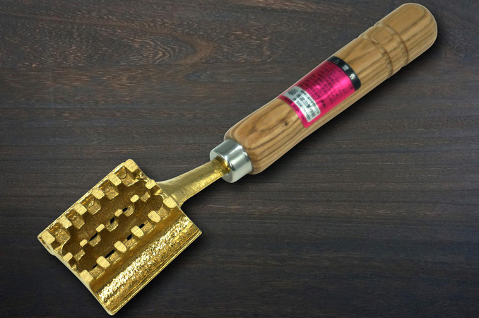 https://cdn11.bigcommerce.com/s-attnwxa/products/4903/images/197255/other-brands-japanese-fish-scaler-with-brass-serrated-sawtooth-and-ergonomic-wooden-handle-sg-206__45760.1652626276.720.450.jpg?c=2