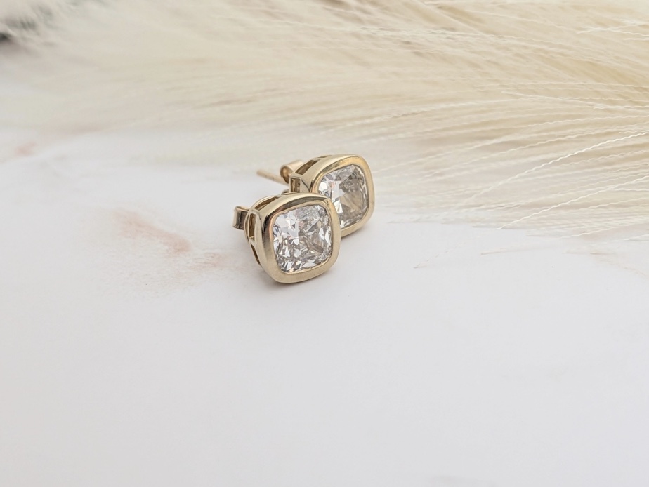 Cushion diamond stud earrings in yellow gold