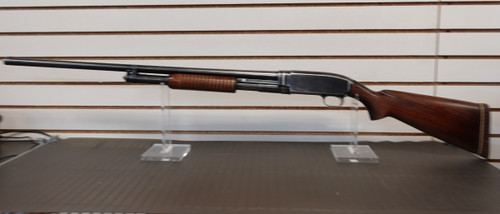 1947 WINCHESTER MODEL 12 FIELD GRADE 12 GA 2 3/4" FULL CHOKE, 28", Winchester Model 12 1947 shotgun, vintage Winchester 12 gauge pump, Model 12 field grade side view, Winchester pump shotgun wood stock, 28 inch barrel shotgun, classic Winchester firearm