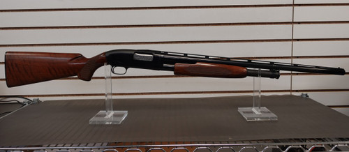 1973 WINCHESTER MODEL 12 SKEET SHOTGUN, 12GA 2 3/4" FULLCHOKE 30", Winchester Model 12 Skeet 1973 shotgun, Winchester pump 12 gauge 30 inch barrel, Model 12 full choke side view, vintage Winchester shotgun wood stock, Winchester skeet shotgun close up, classic pump shotgun