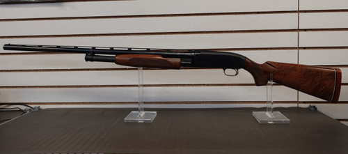 1973 WINCHESTER MODEL 12 TRAP SHOTGUN, 12GA 2 3/4" FULLCHOKE 30", Winchester Model 12 Trap 1973 shotgun, Winchester trap shotgun 30 inch barrel, Model 12 full choke side view, vintage Winchester pump shotgun, trap shooting shotgun close up, Winchester wood stock shotgun