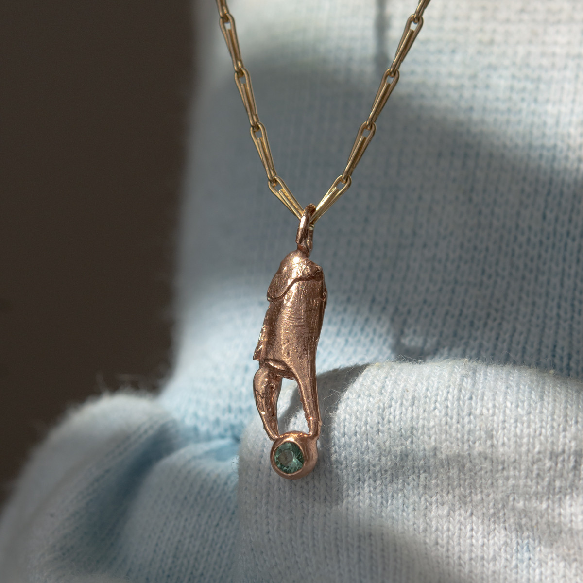 Eily O'Connell: 9ct Yellow Gold Claw Pendant, tomfoolery