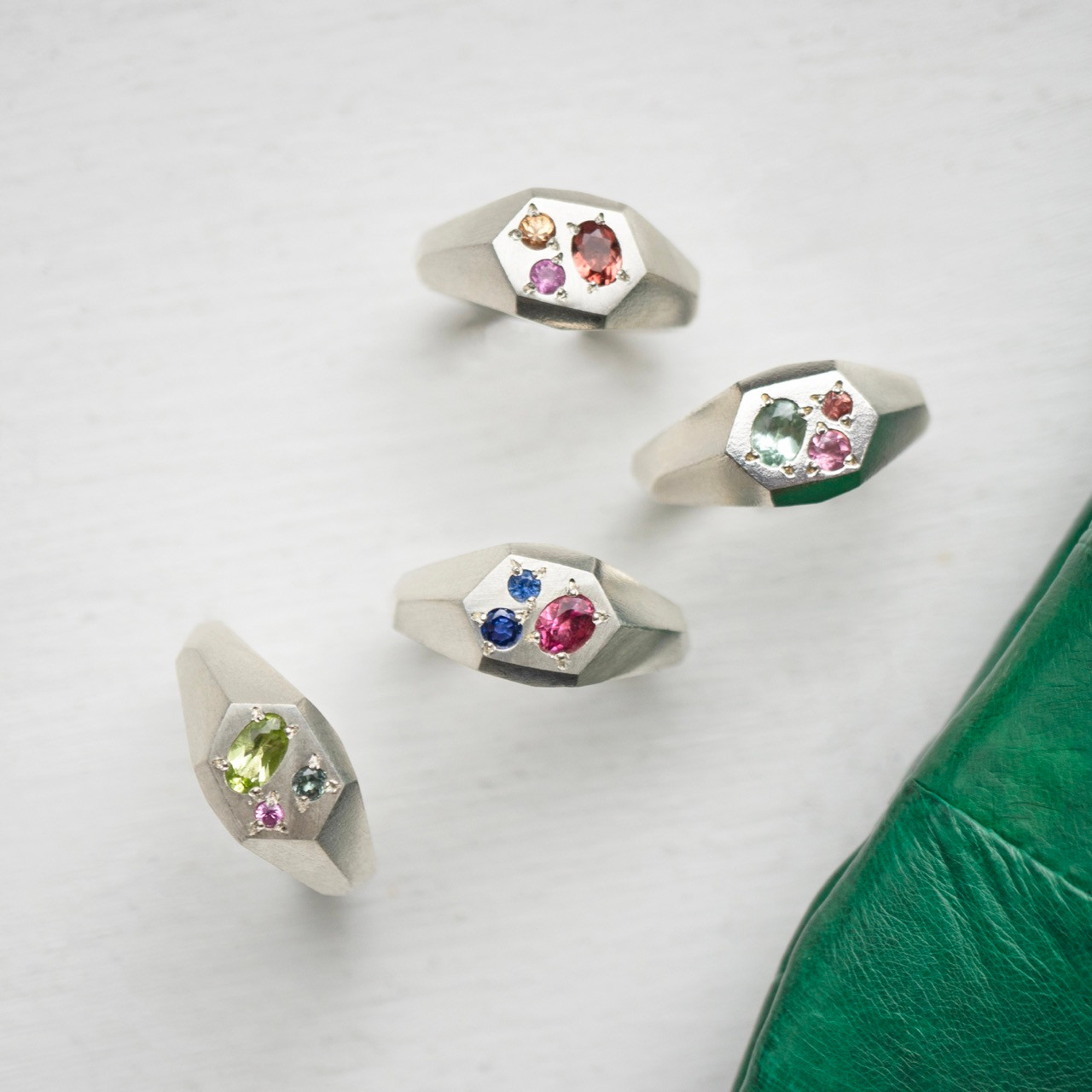 Faceted Signet Ring w. Green Tourmaline, Green and Pink Sapphires, Maria Manola, tomfoolery