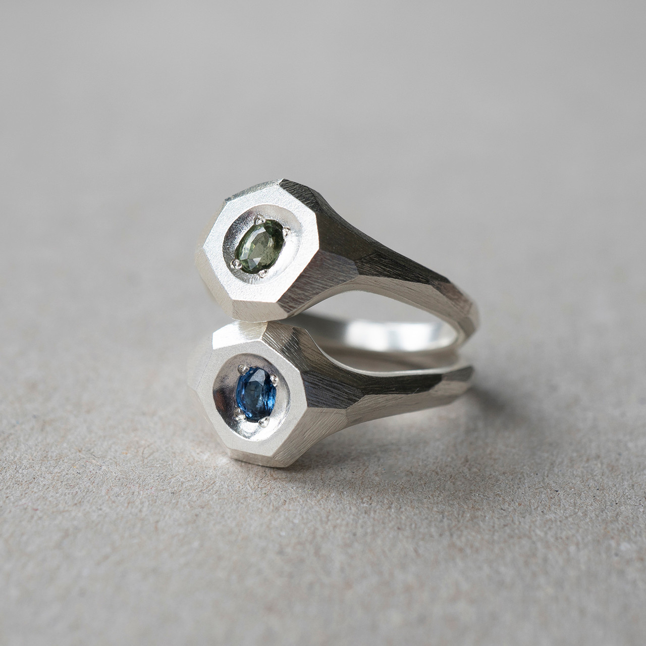 ガボラトリー　23Ct Green Sapphire Signet Ring Geoda Green Sapphire Signet Ring - Tomfoolery London