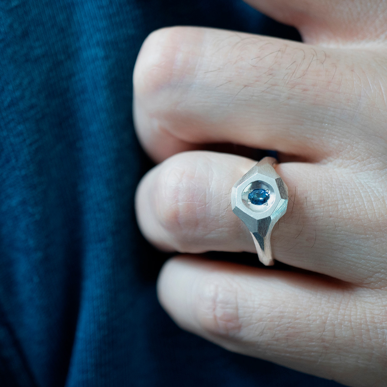 ガボラトリー　23Ct Green Sapphire Signet Ring Geoda Green Sapphire Signet Ring - Tomfoolery London