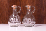 Image of two carafes with the logo “oil and vinegar” using EasyPSV Etch Light.