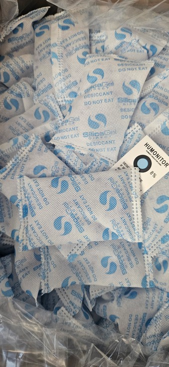 Bulk pack of blue and white indicating silica gel packets