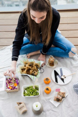 Easy Closing Kraft Compostable Salad Box With 2 Windows - 24oz L:6.1in W:4.7in H:2in - 200 pcs
