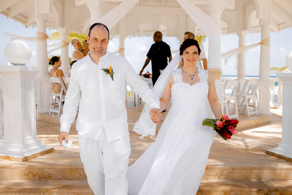 Best Wedding Dress Fabric for Beach Ceremonies: Chiffon vs. Satin