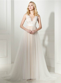 Sexy Ivory Tulle Lace Scoop Neck Floor Length Wedding Dress