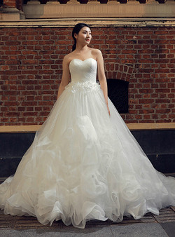White Ball Gown Tulle Sweetheart Neck Ruffle Wedding Dress