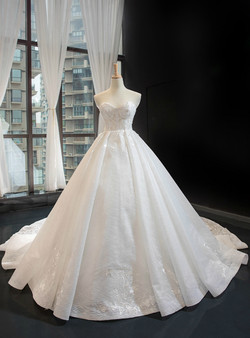 Elegant White Tulle Appliques Sweetheart Sleeveless Luxury Wedding Dress