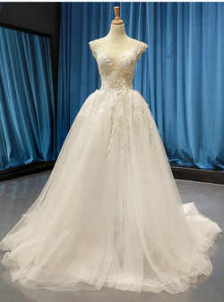 Glamorous White Ball Gown Tulle Appliques Bateau Backless Wedding Dress