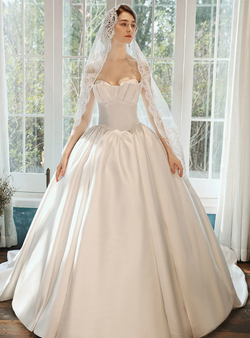 Exquisite White Satin Strapless Pleats Sleeveless Wedding Dress