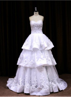 Designer Sweetheart Ball Gown Wedding Dress With Layer Skirt And Beaded Embroidery