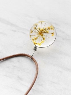 Contrast Glass Flower Pendant Necklace