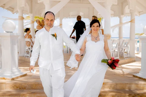Best Wedding Dress Fabric for Beach Ceremonies: Chiffon vs. Satin