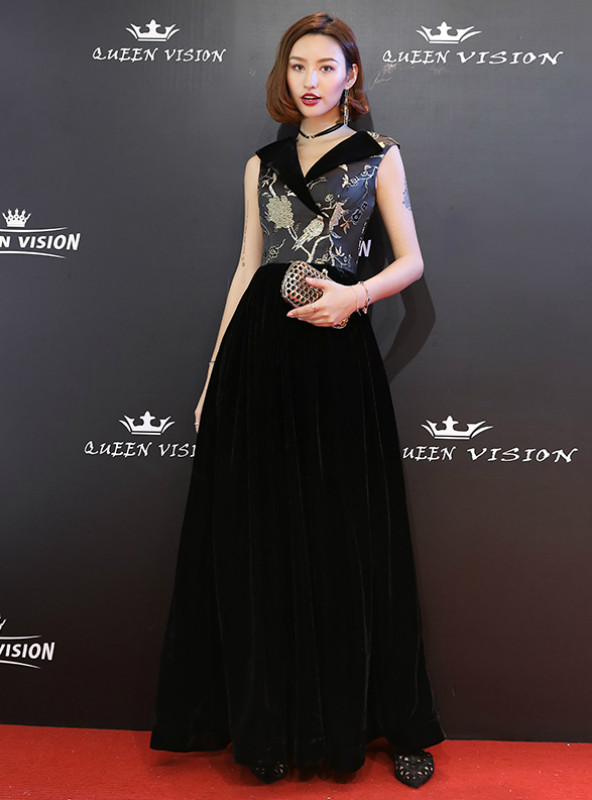 Shop 2019 Long & Short In Stock:Ship in 48 Hours A-Line V-neck Embroidery Prom Dress With Factory Price From Kemedress