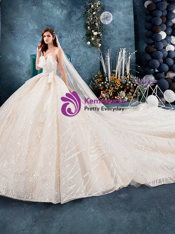 Charming Champagne Tulle Sequins Sweetheart Neck Sleeveless Wedding Dress With Train
