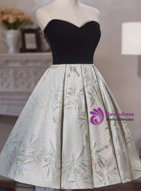 Simple Black Velvet Strapless Pearls Homecoming Dress