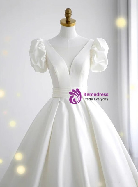 White Satin V-neck Puff Sleeve Backless Wedding Dress