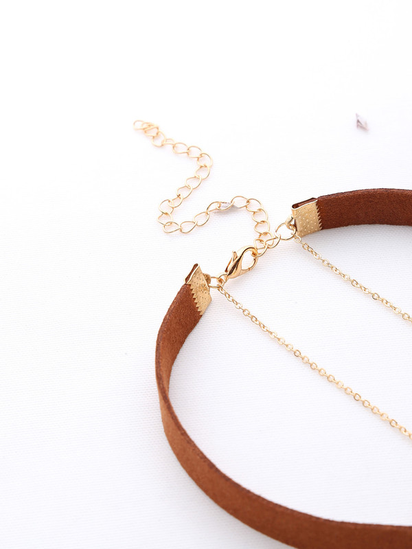 Metal Detail Choker With Contrast Pendant