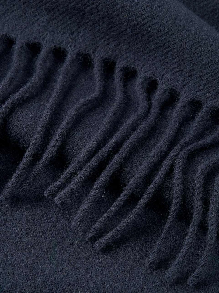 Mens Navy 100% Lambswool Scarf Closeup
