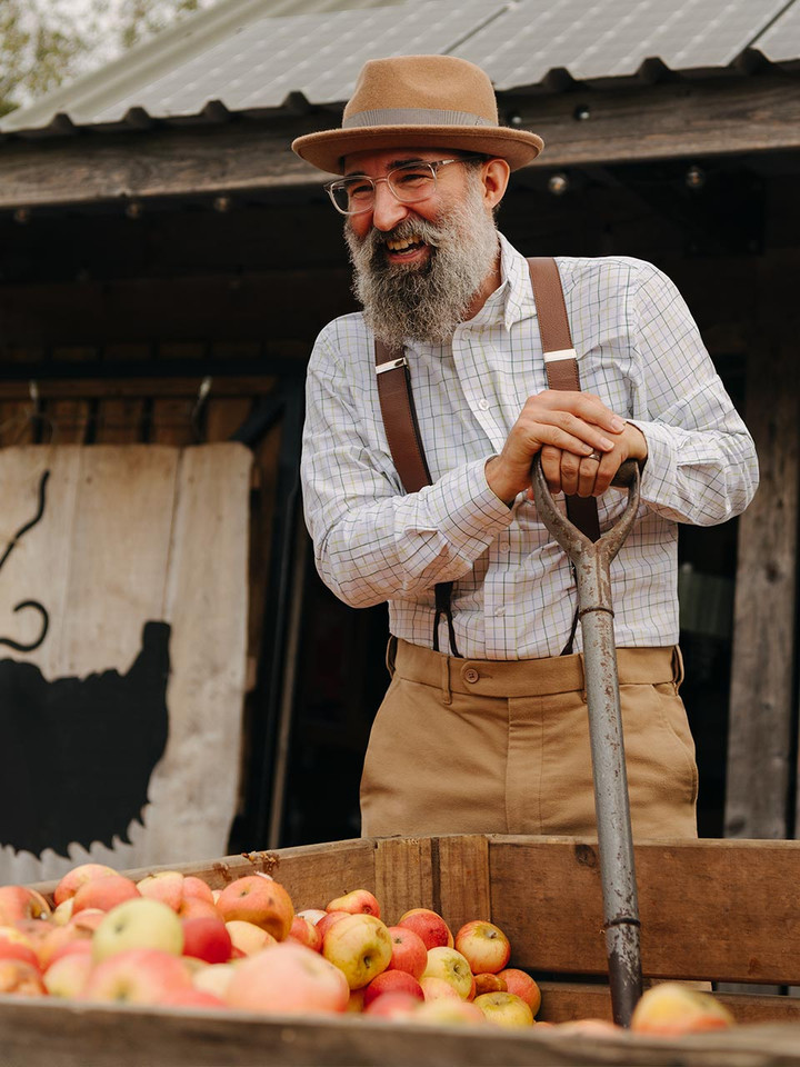 Bignose & Beardy Signature Look - Steve Picking Apples