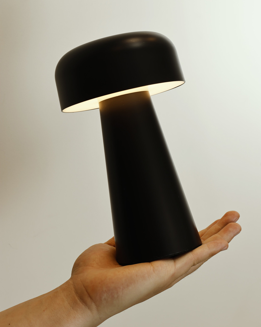 Mushroom style table lamp in black