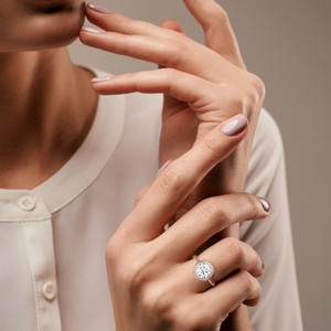 Round Diamond Split Halo Gold Ring Round Diamond Split Halo Gold Ring