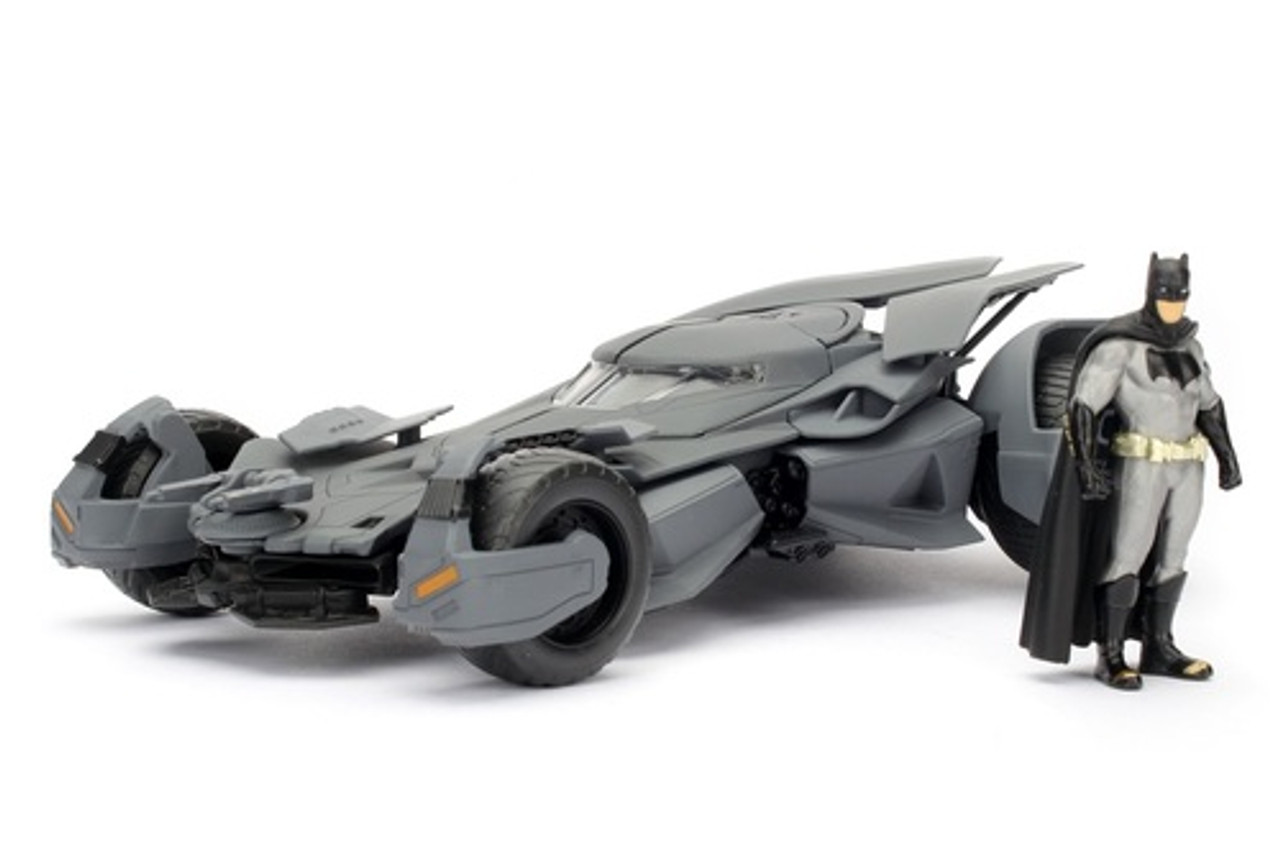 Model Car - 1:24 Batman V Superman - Batmobile & Batman