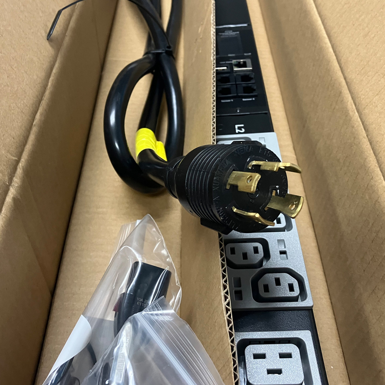 HPe P9R58A G2 Metered 3-Phase PDU 8.6kVA C13/C19 Vert. PDU  866613-001