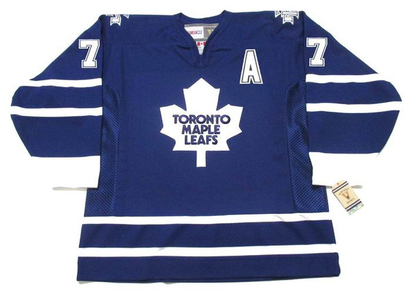 NHL on X: Throwback threads 🔙 These @MapleLeafs #ReverseRetro unis  feature a crest with vintage, single-needle stitching as well as a narrow  shoulder yoke specifically created to match the original Stanley Cup-winning