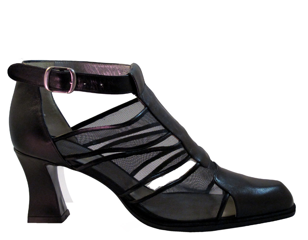 black shoes medium heel