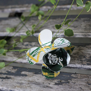 GREEN AND WHITE BOBCAT PAPER FLOWER