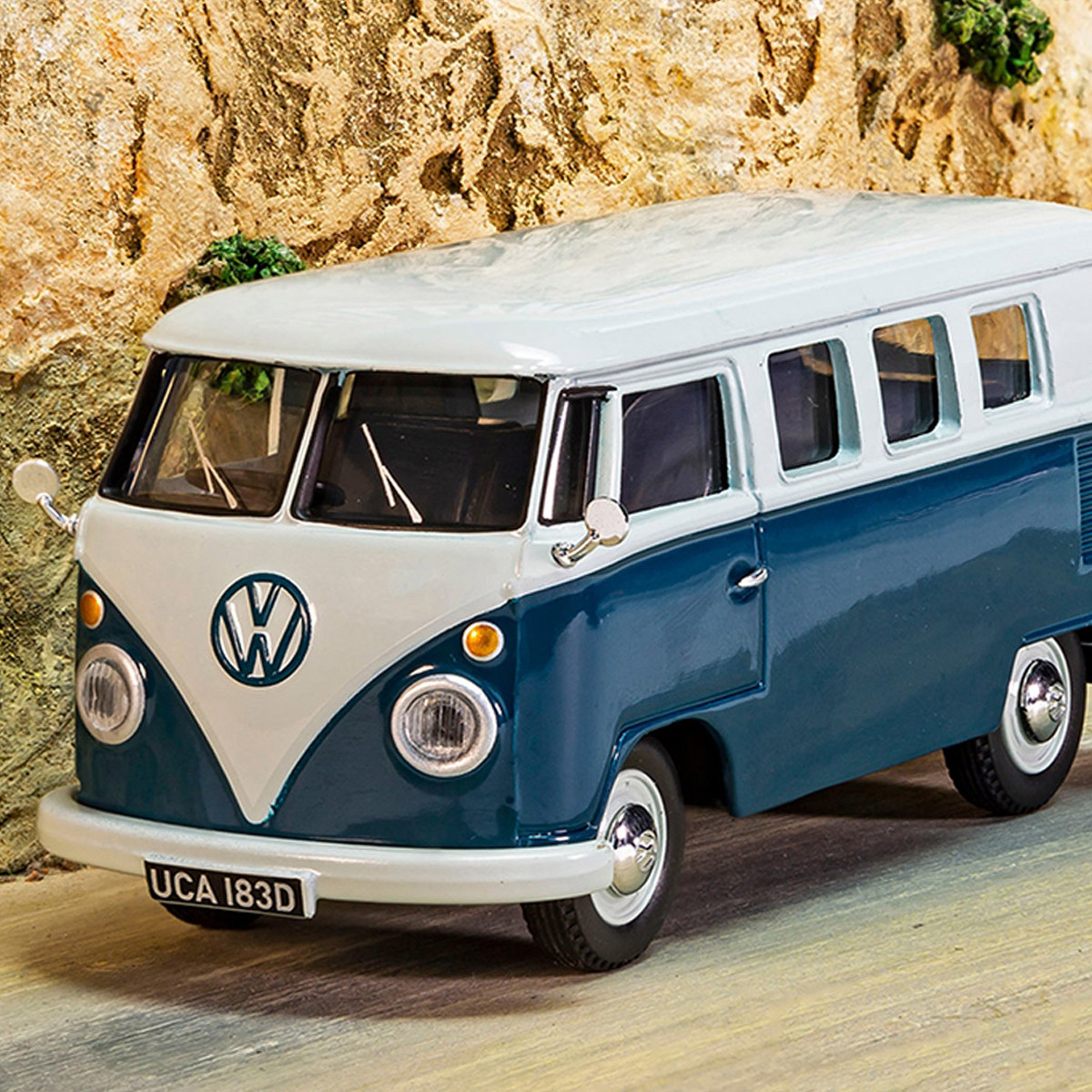 VW VOLKSWAGEN - T1 MINIBUS CAMPER 1961 au 1/43 de Corgi Vanguards VW VOLKSWAGEN - T1 MINIBUS CAMPER 1961 au 1/43 de Corgi Vanguards