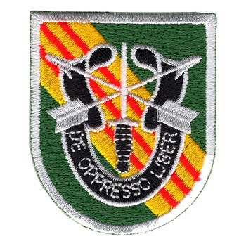 Small 5th Special Forces Group Vietnam flash patch with a diagonal yellow and red striped band on green, white crossed arrows and dagger, and a black DE OPPRESSO LIBER scroll.