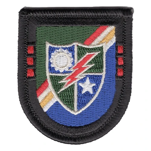 Black-bordered beret flash split green and blue with a red, white and gold diagonal band, centered on the 75th Ranger Regiment's quartered shield with sun, star and lightning bolt.
