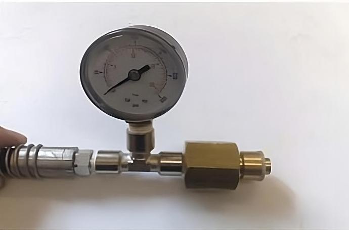 Gauge on cryogenic hose