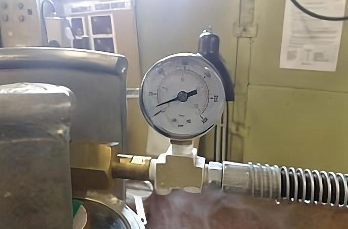 Hose to CO2 Tank Connection