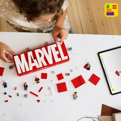Marvel: MARVEL Logo & Minifigures Set 76313