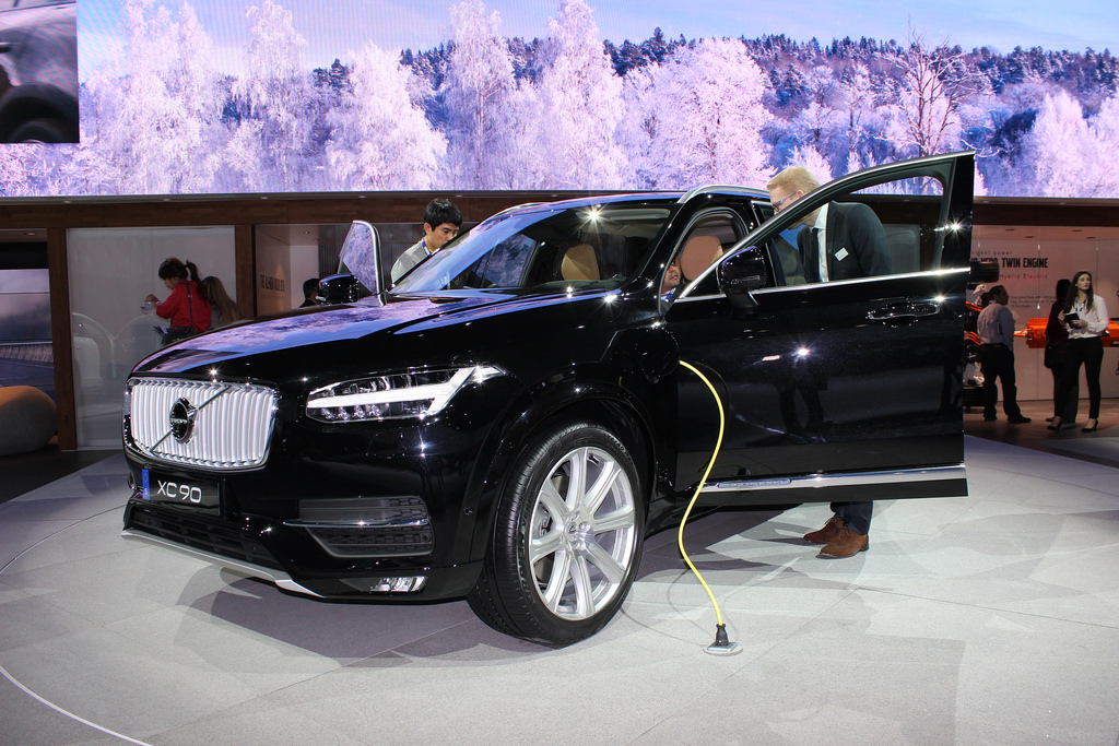 Vakionopeudensäädin, etäisyysmittari ja kojelautakamerat