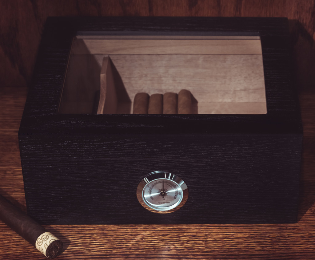 Humidor with (Optional) Engraving on Glass Lid (Great Gift For Father's Day!)Humidor with (Optional) Engraving on Glass Lid (Great Gift For Father's Day!)