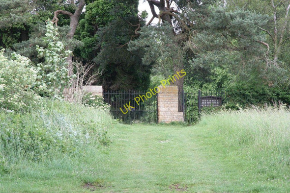 Photo 6"x4" Gates to the churchyard Boughton\/SP7565 c2010