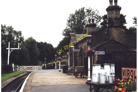 Photo 6"x4" Oakworth Railway Station Dockroyd c2001