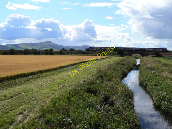 Photo 6"x4" Train on the bridge Ladybank\/NO3009 c2010