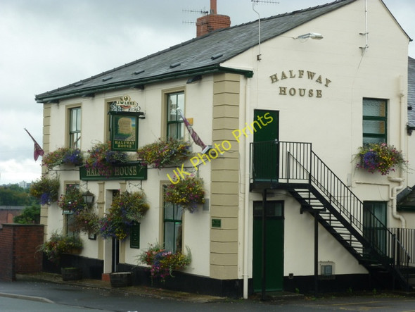Photo 6"x4" Halfway House, a pub on Rochdale Road Royton c2010