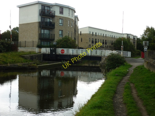 Photo 6"x4" Walking along the Leeds to Liverpool Canal #141 Shipley\/SE1437 c2010